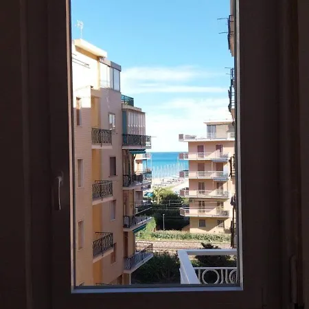 Apartment Blu Mery - A Window On The Blue Borghetto Santo Spirito